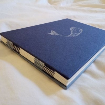 carnet à la reliure tissée en papier, couverture illustrée au tampon