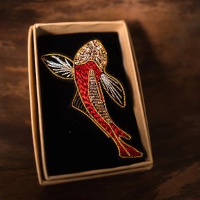 Broche carpe koï brodée fil d'or