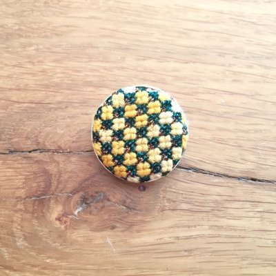 Broche verte jaune