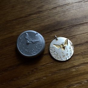 Médaille argent et dorure abeille et champ de fleurs